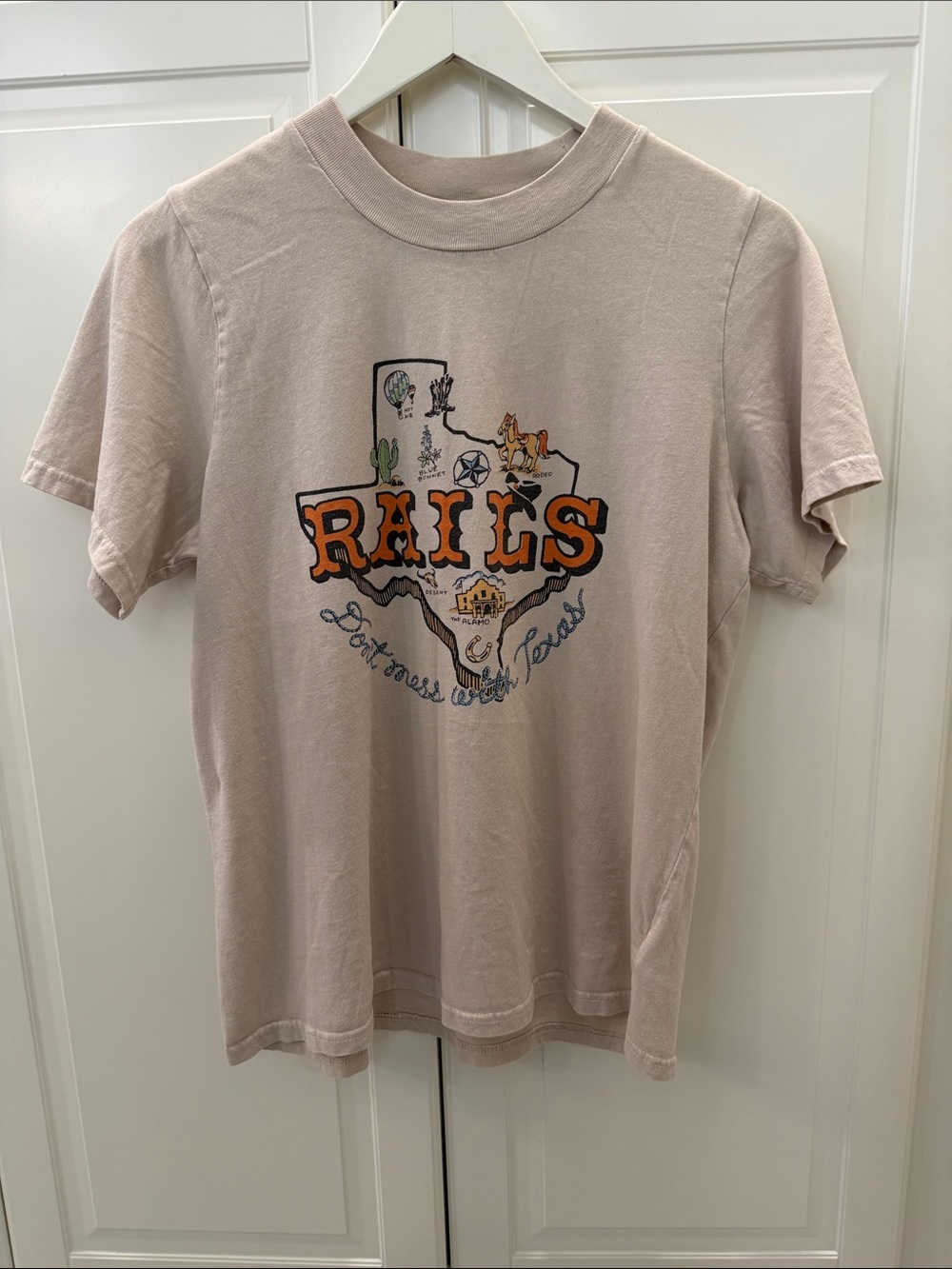 Rails Sand Graphic Texas Tee
